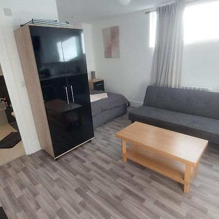 Spacious Studio Maidstone - Redecorated Oct 2023 외부 사진